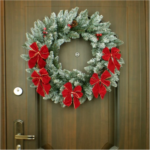 Венок новогодний - 15 зеленый с шишками и ягодами ПВХ заснеженный, d-60 см. (1)